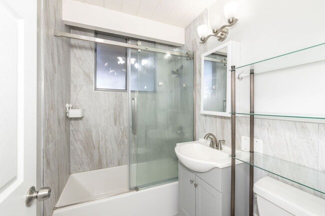 Building Photo - Beautifully Appointed 5 Bed, 4 Bath Executive Home