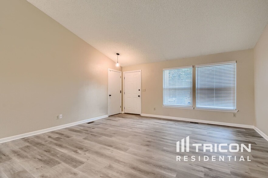 Primary Photo - 11897 W Bowles Cir