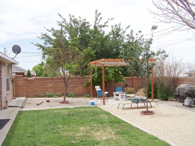 Building Photo - Beautiful 4 Bdrm/2.25 Bath Home With Split Bdrms.