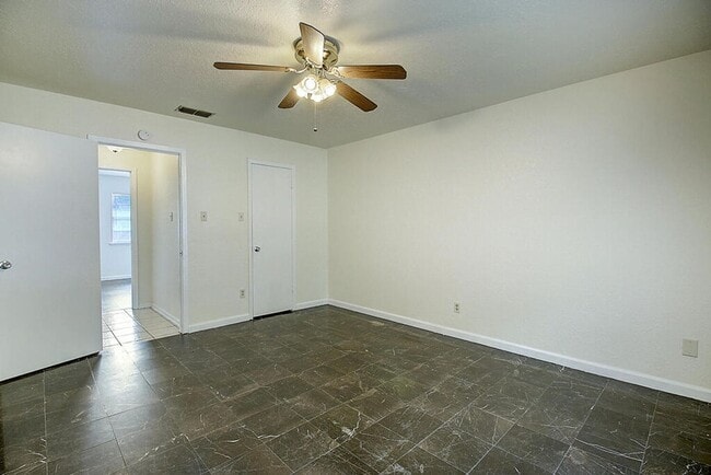 Building Photo - 2202 Saxony Dr