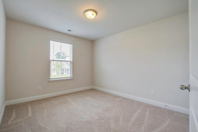 Building Photo - 7824 Montview Rd