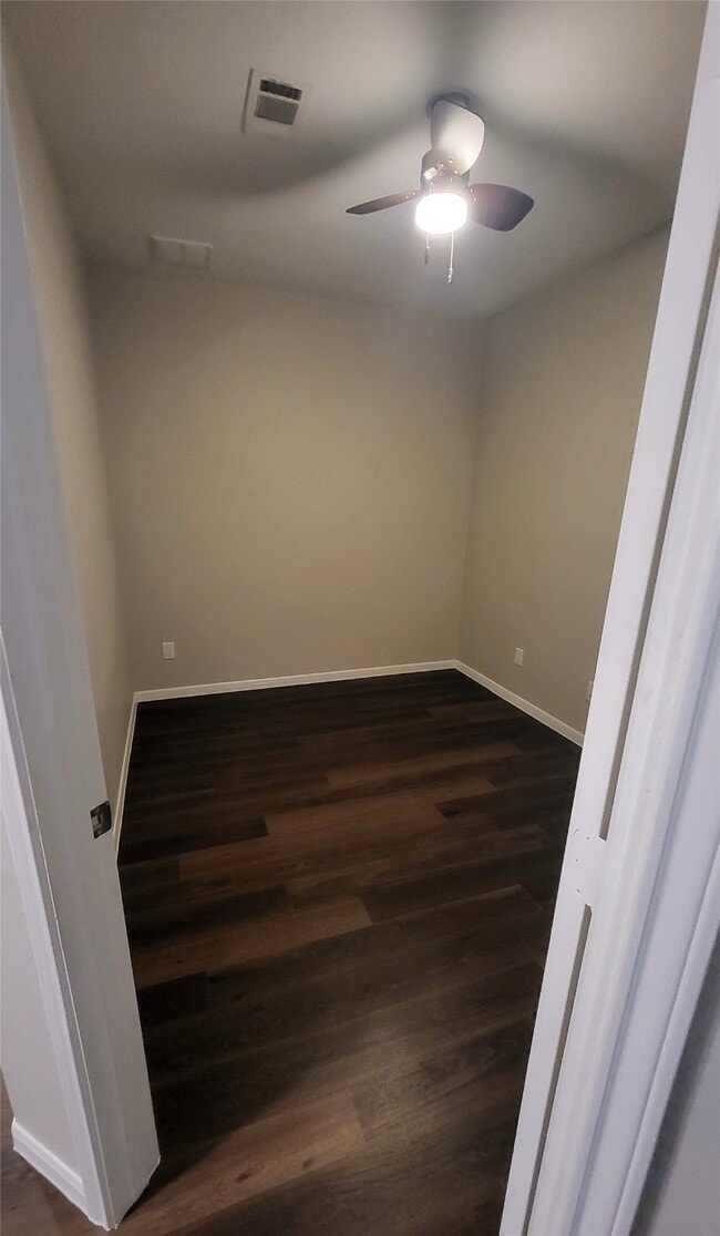 Building Photo - 10473 Pineland Dr