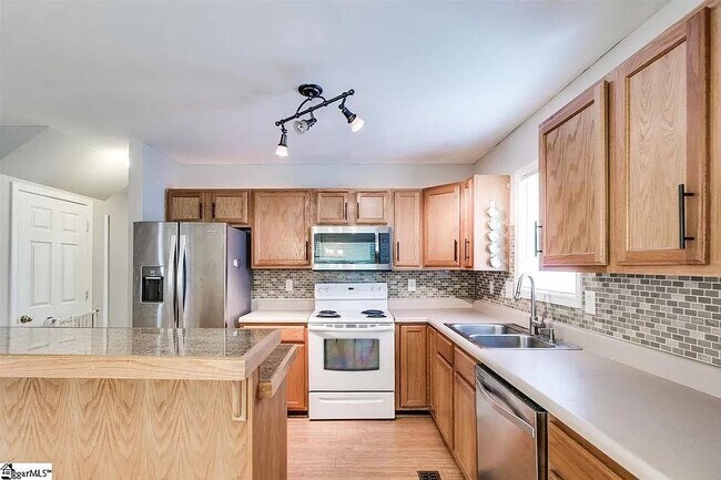 Building Photo - 331 Woodlark St