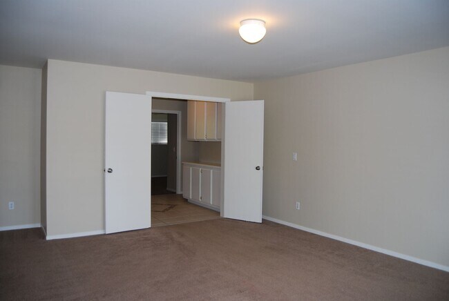 Building Photo - 4 Bedroom Home in Southwest Reno!