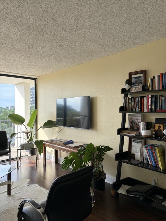 Building Photo - 1830 Embassy Dr