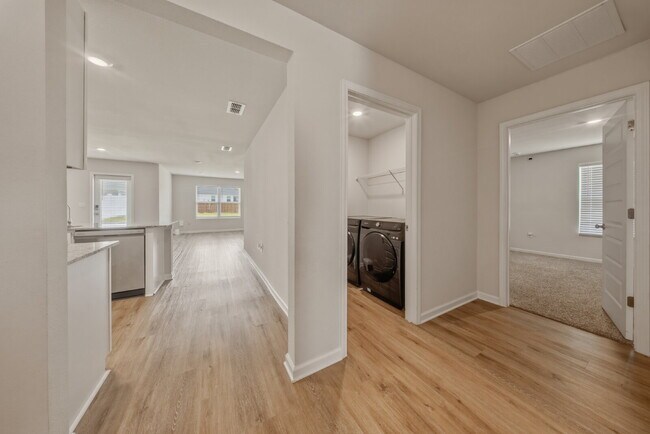 Building Photo - Huge 4 bedroom 2 bathroom home in Southwood