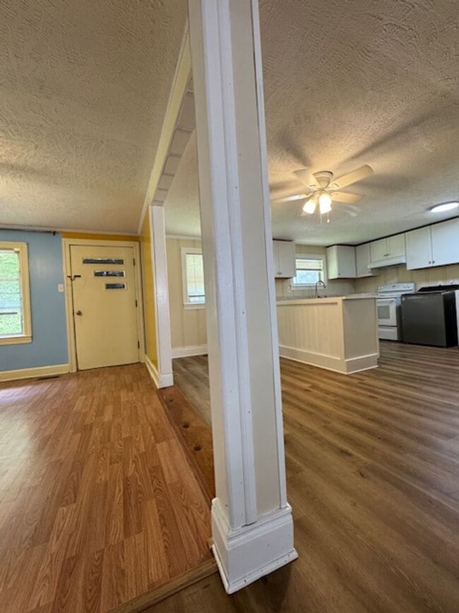 Building Photo - 301 Woodview Dr