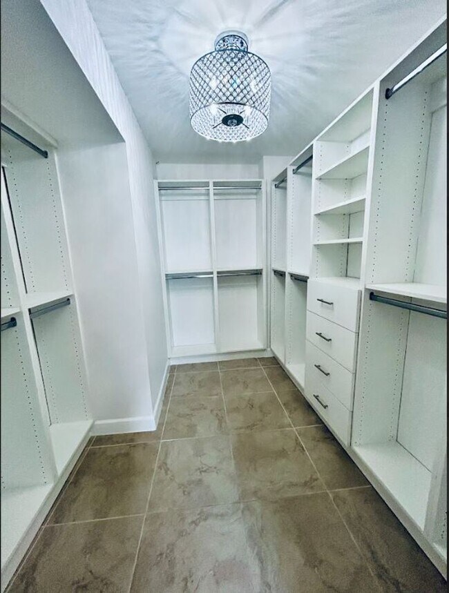 Building Photo - Large Updated 1 Bedroom 1.5 Bath Condo - S...