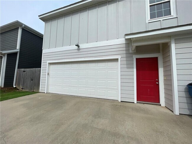 Building Photo - 3915 SW Peachwood Dr
