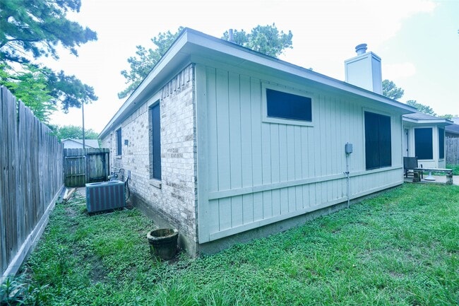 Building Photo - 17902 Autumn Hills Dr