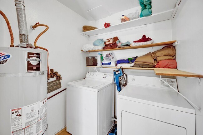 Building Photo - PARTIALLY FURNISHED 3 BEDROOM TOWNHOME NEAR CHINATOWN & STRIP