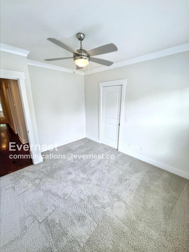Building Photo - Spacious Town Home with Fenced Yard and Ample Parking