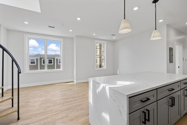 Building Photo - 152 Marion St