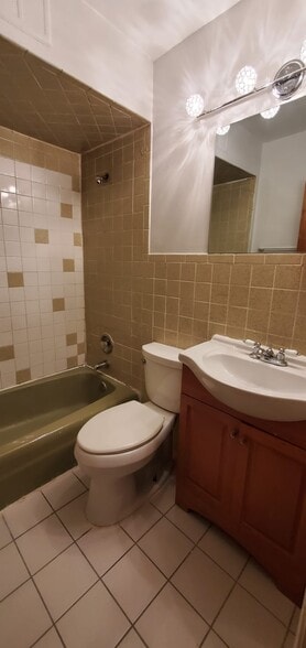 Building Photo - 6163 N Leavitt St