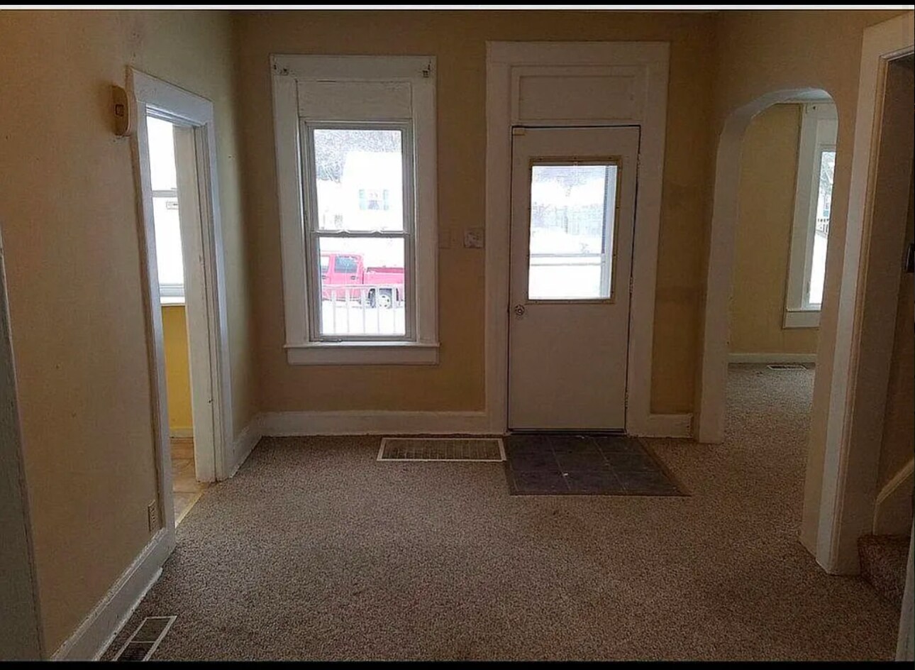 Building Photo - 1402 E Fox St