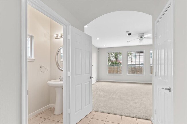 Building Photo - 4444 Victory Dr