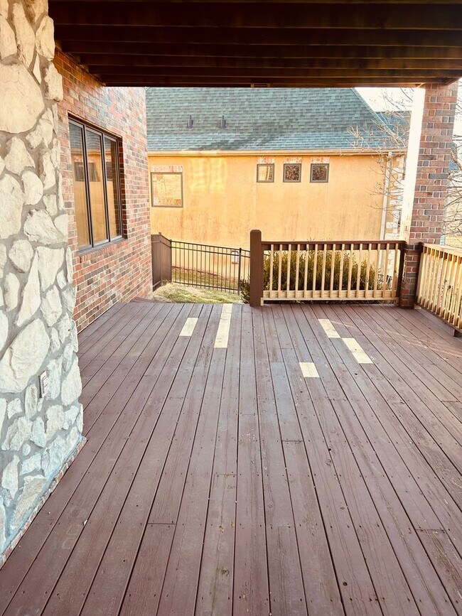 Building Photo - Gorgeous Home Located on Rivercut Golf Cou...