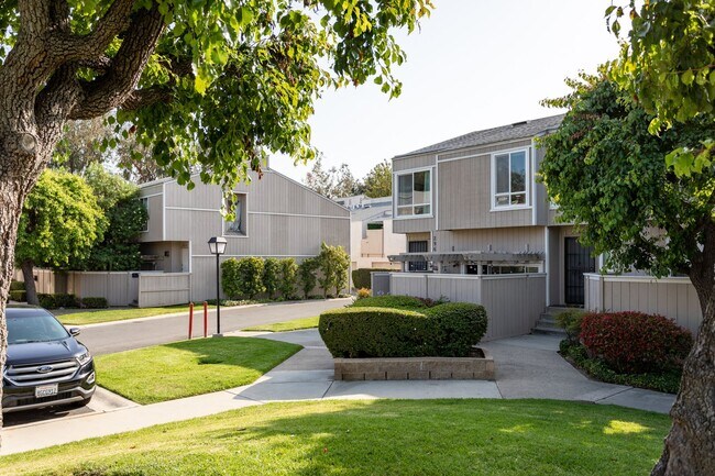 Building Photo - 3 bed 2 bath Townhouse located in South Coast Metro