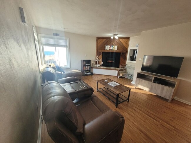 Building Photo - 2 Bedroom, 2.5 Bath Condo with with Ocean ...