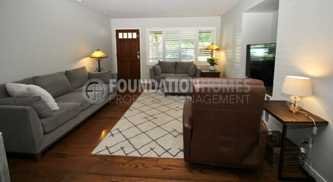 Building Photo - Charming 3 bed, 2 bath home nestled on a l...