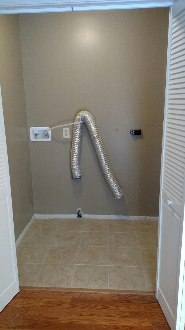 Laundry room area (off kitchen) with new tile - 425 Spruceway Dr