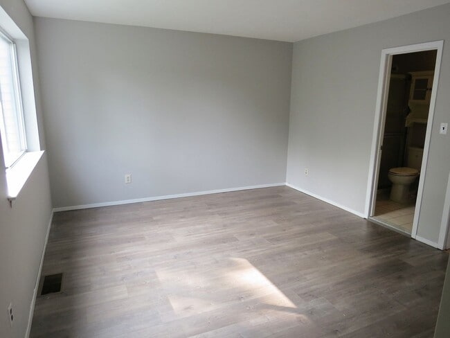Building Photo - Expanded End Unit Condo