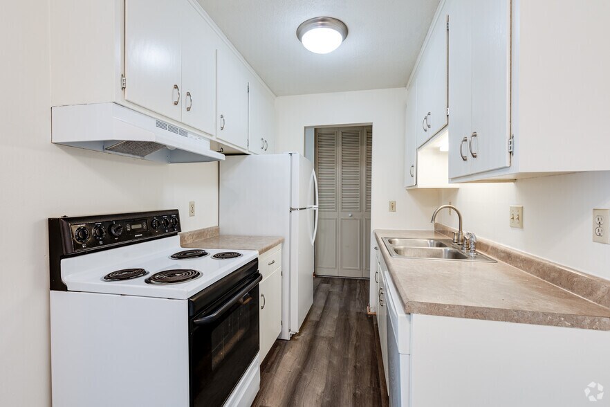 Primary Photo - Apache Manor Apartments