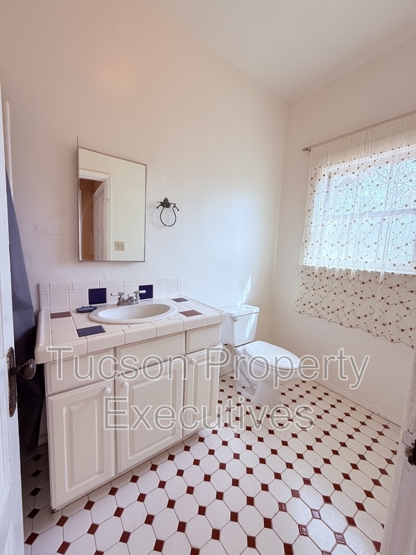 Building Photo - 1220 N Olsen Ave