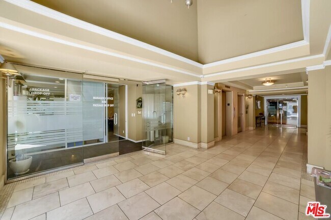 Building Photo - 620 S Gramercy Pl