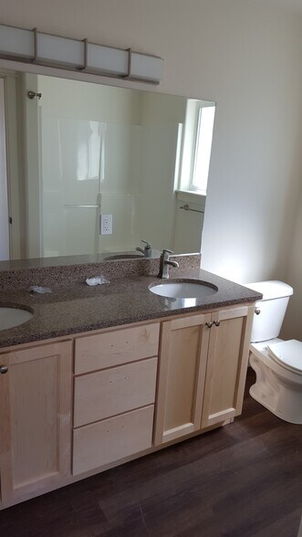 Master bathroom with double sinks - 1121 Sundial Ln