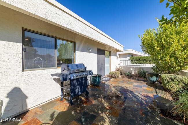 Building Photo - 8129 E Del Laton Dr