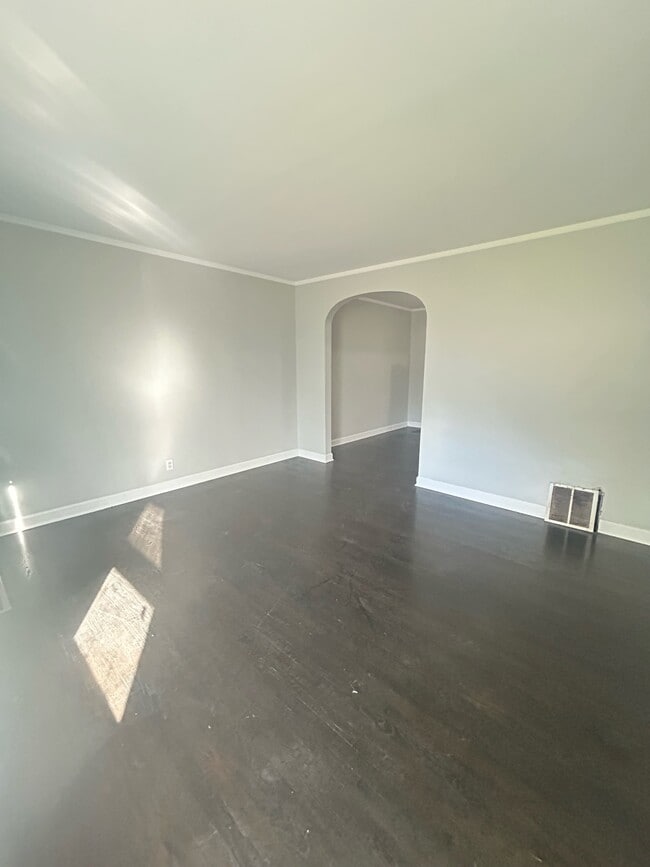 Building Photo - 8825 S Kenwood Ave