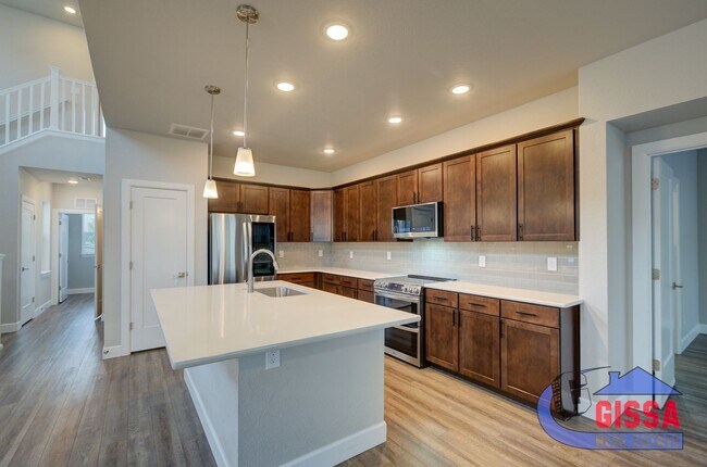 Building Photo - Beautiful, modern townhouse with primary b...