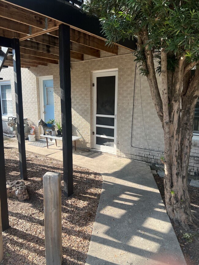 Building Photo - 6630 Lawndale St