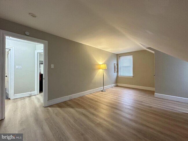 Building Photo - 1109 W James St