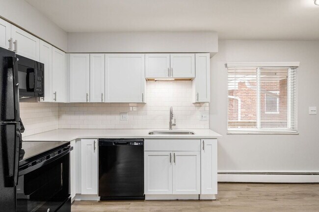 Building Photo - 639 Riverview Dr