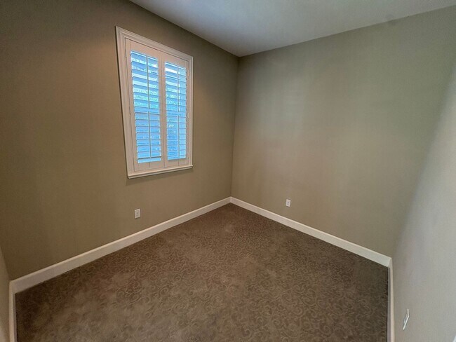 Building Photo - Spacious 4 Bed 3 Bath Tracy Home