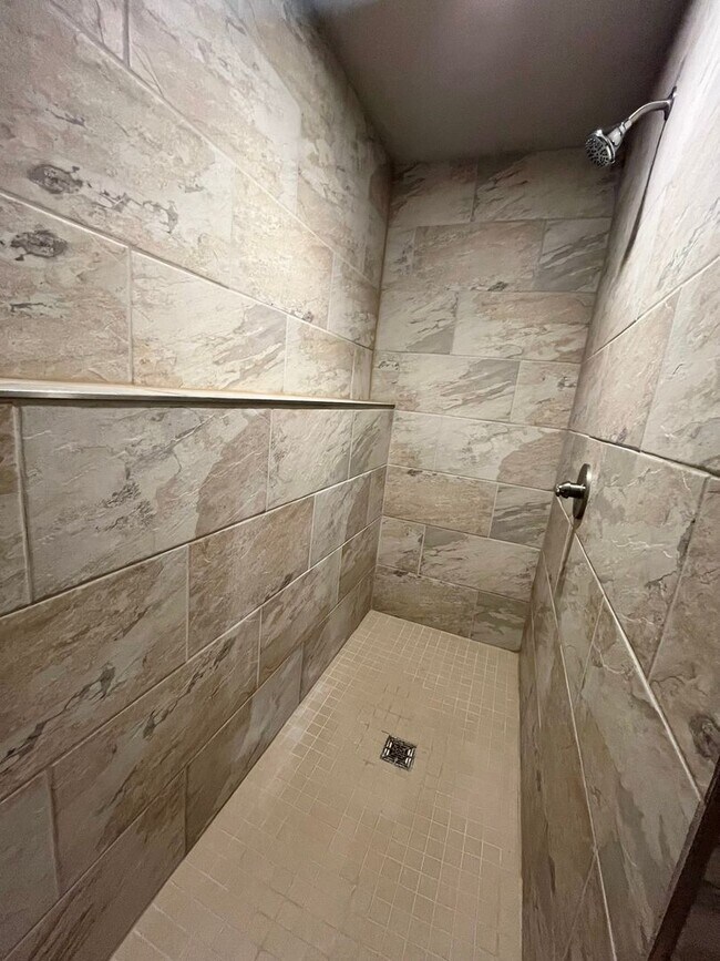 Building Photo - Gorgeous 4 Bed/3 Bath Home in Great Location!