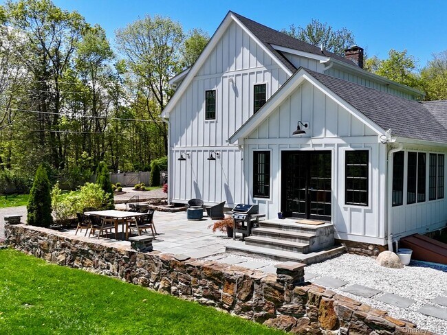 Building Photo - 6 Byrds Hill Rd
