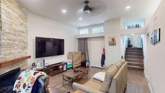 Building Photo - Beautiful 2-Bedroom/2-Bathroom Townhome