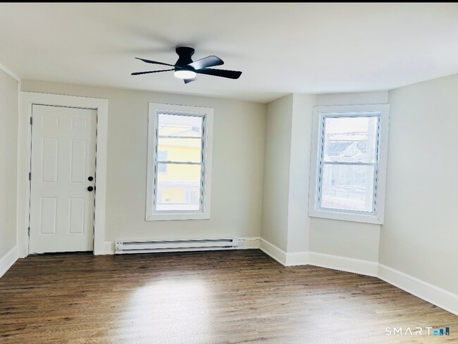 Building Photo - 107 E Pearl St