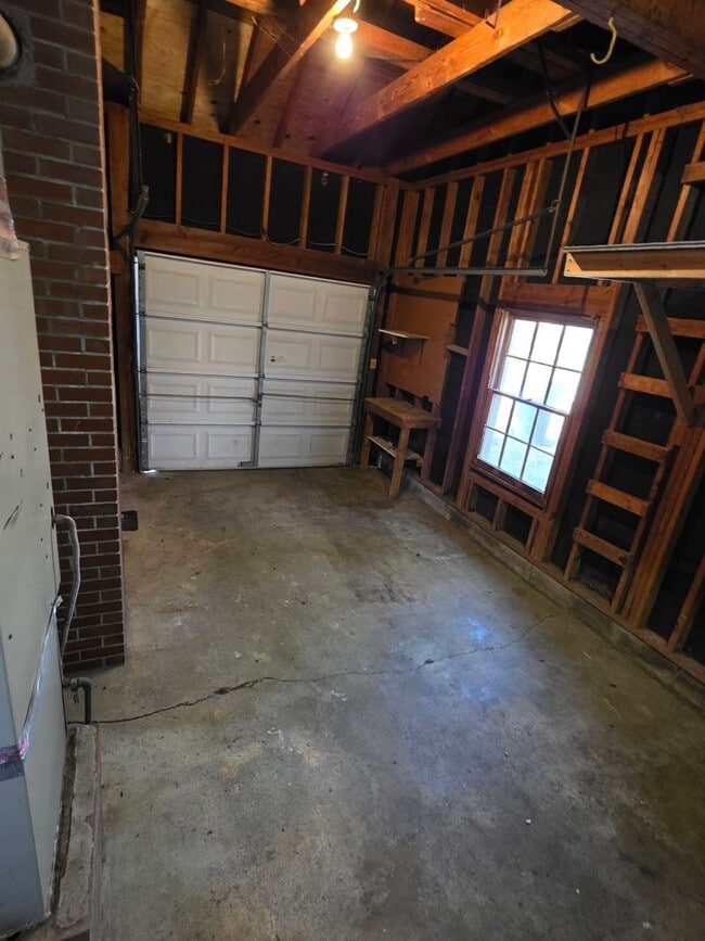 Building Photo - Move In Ready 3bd, 1.5bath Brick Ranch