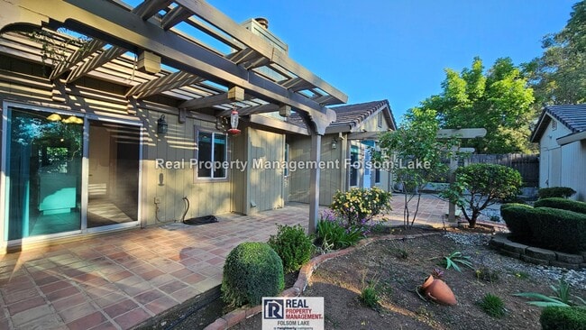 Building Photo - El Dorado Hills 4 bedrooms and 2 baths home with Detached 1 bedroom and 1 bath Cottage
