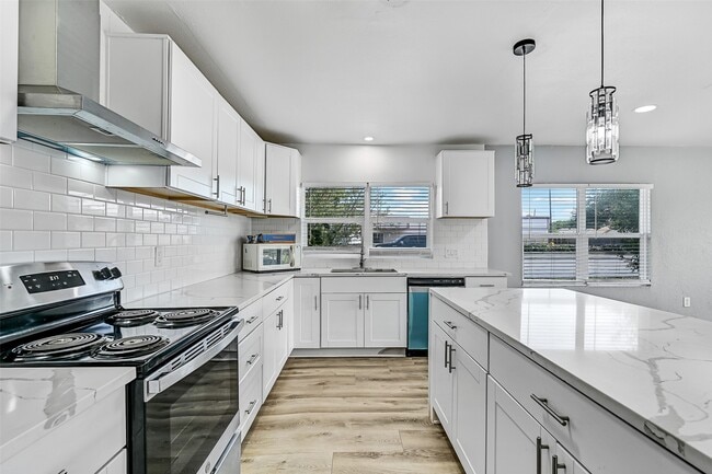 Building Photo - 2328 Wimcrest St