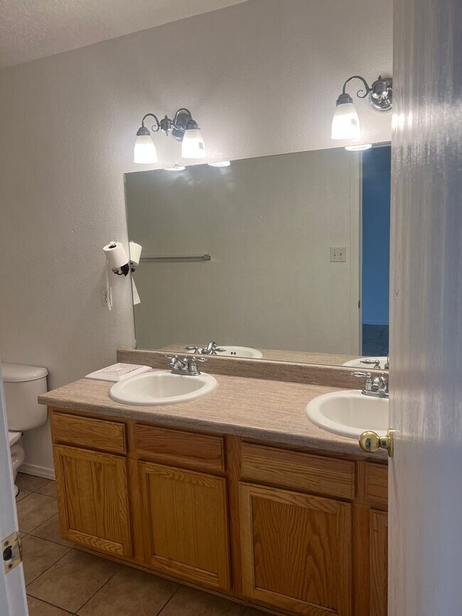 Building Photo - Spacious 4 Bedroom Home Ready for Immediat...
