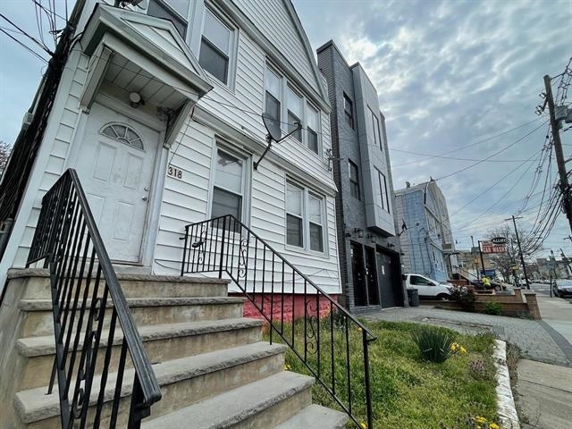 Building Photo - 318 Danforth Ave