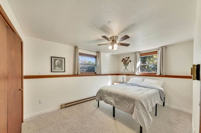 Building Photo - 4120 Lakeview Dr