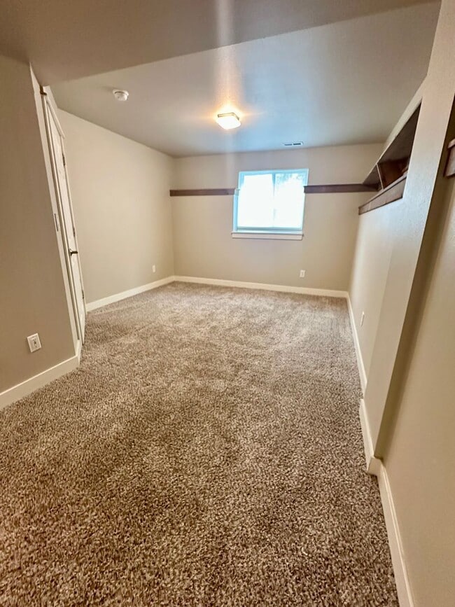 Building Photo - Beautifully Updated 5-Bedroom Home Near Ut...