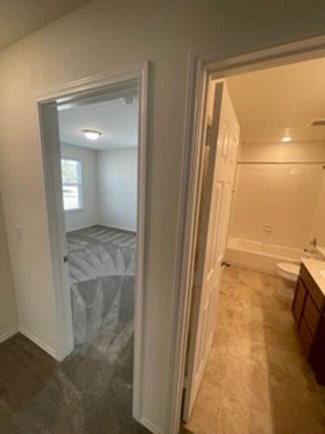 Building Photo - 813 Sandhill Branch Dr