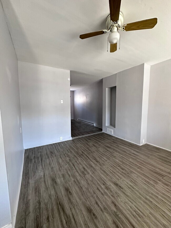 Building Photo - 2647 S 68th St